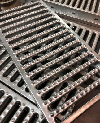 satın al Unistrut Planking ve Strutting İnşaatında Birleşik Interlock Planking ızgara sistemi online manufacture